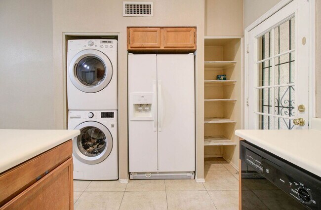 Building Photo - 921 W University Dr