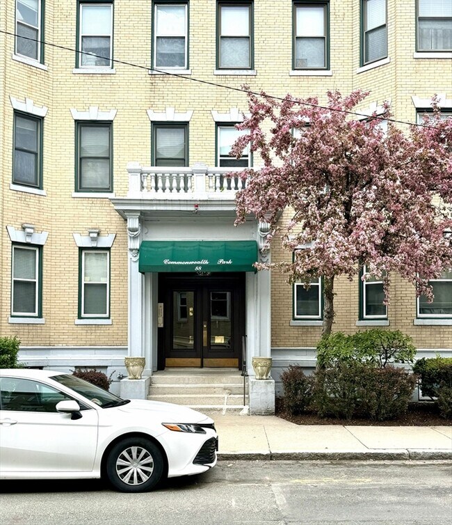 Building Photo - 88 Gordon St