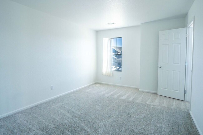 Building Photo - Available NOW! 4 Bedroom 3 Bath Beautiful Home