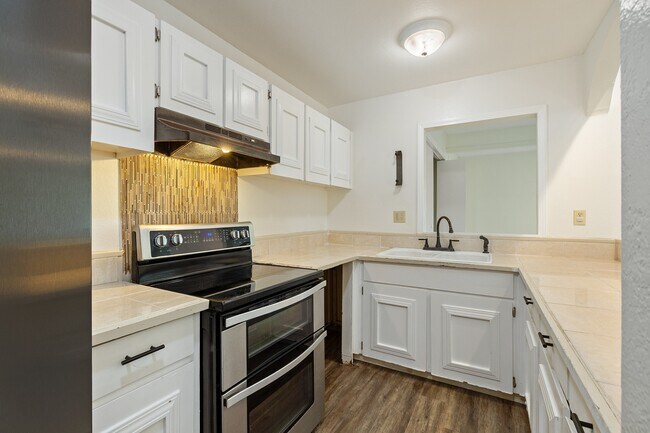 Building Photo - 2-Bedroom / 1-Bath Condo + Loft. 2 Parking Stalls. Water Included.