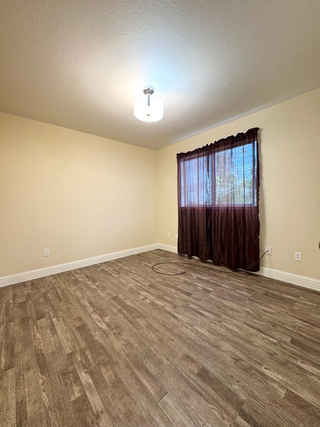 Building Photo - Private Renovated Home in Westside Redding