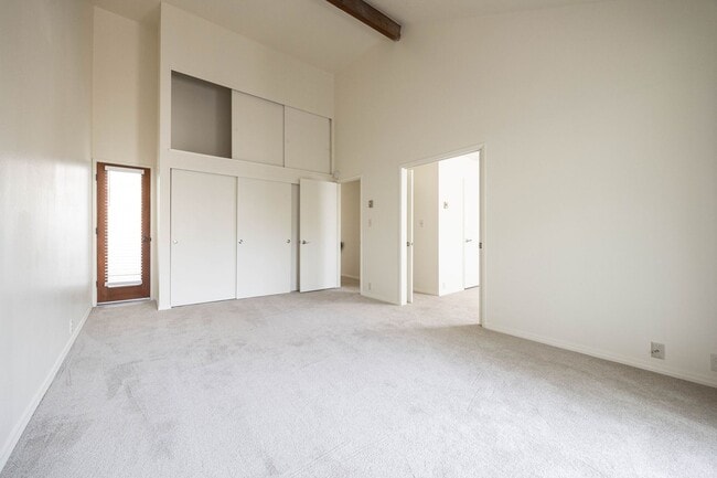 Building Photo - Updated La Jolla Townhome