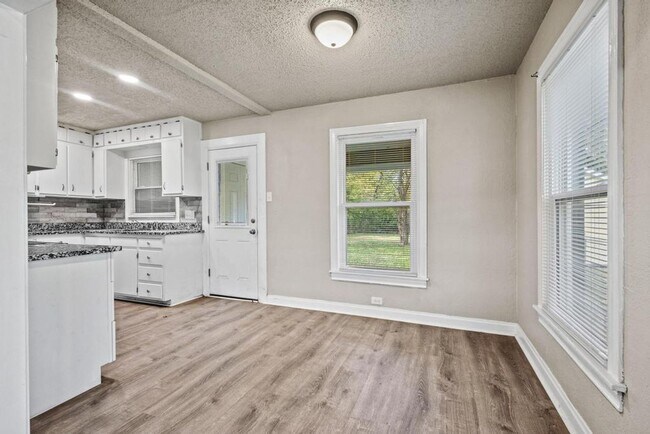 Building Photo - 1708 N Woods St