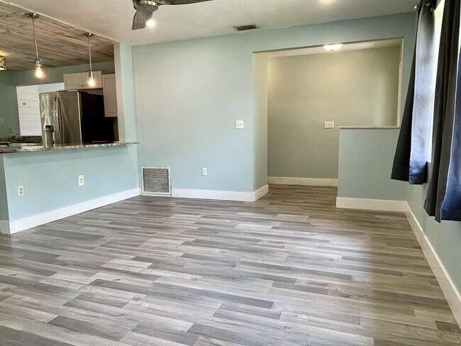 Building Photo - 5610 29th St Cir E