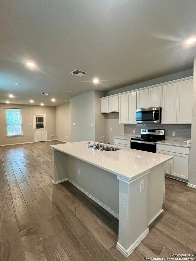 Building Photo - 3/2 Single Story Conveniently Located to B...