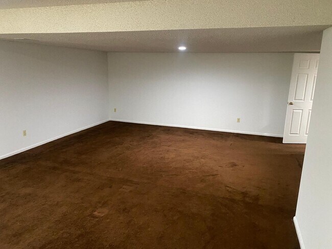 Building Photo - Fantastic 3 bedroom, 3 bath, 2 car garage ...