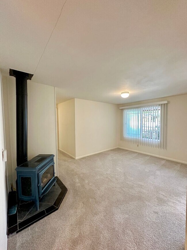 Building Photo - 4366 Valley Ln