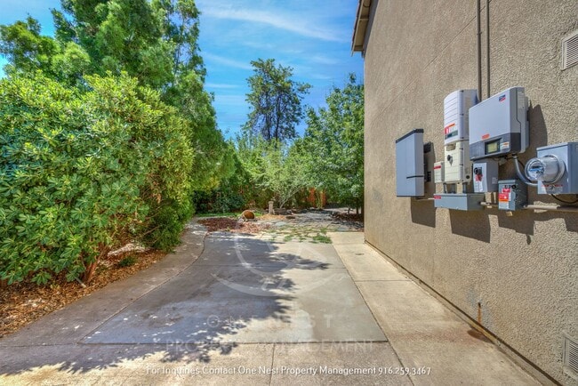 Building Photo - Huge home, Lincoln Crossing - walking dist...