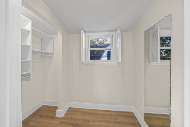 Primary bedroom - walk-in closet - 633 Glenview Ave