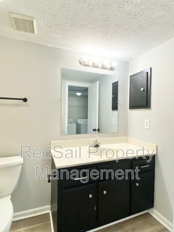 Building Photo - 384 Kinsmen Way