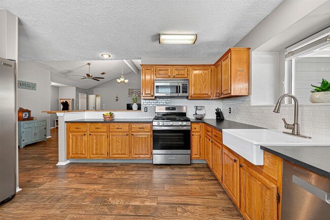 Building Photo - 930 Holly Hall Dr