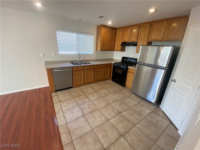 Building Photo - 578 Shewsbury Ave