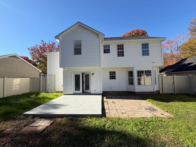 Building Photo - Remodeled bathrooms, new kitchen in this Nashville beauty - REDUCED!!