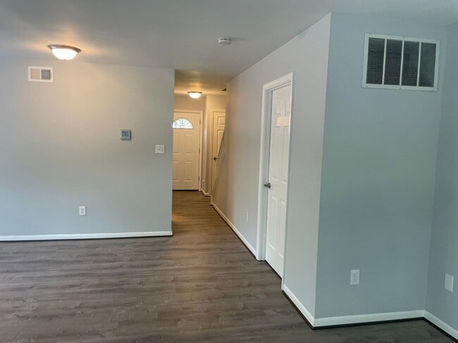 Building Photo - End unit townhome in Annapolis!