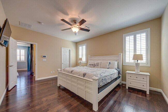 Building Photo - Single-Story Living with Modern Finishes – Available Furnished or Unfurnished