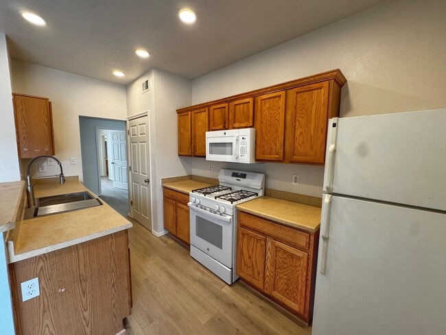 Building Photo - 1105 Meadowlark Way SE