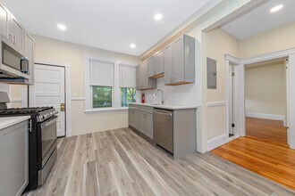 Building Photo - No Brokers Fee, In-Unit Washer and Dryer Recently Renovated