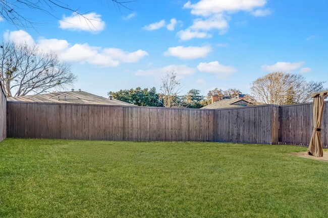 Building Photo - Charming Custom Duplex in Prestigious Pres...