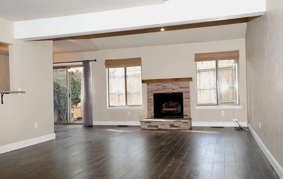 Building Photo - 5805 Hefner Village Ct