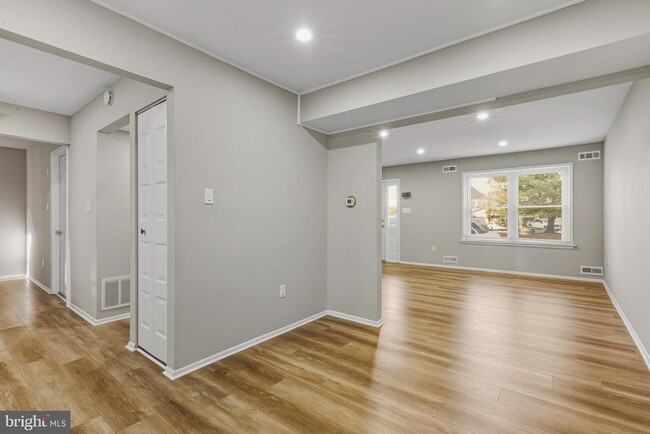 Building Photo - 18 Madison St