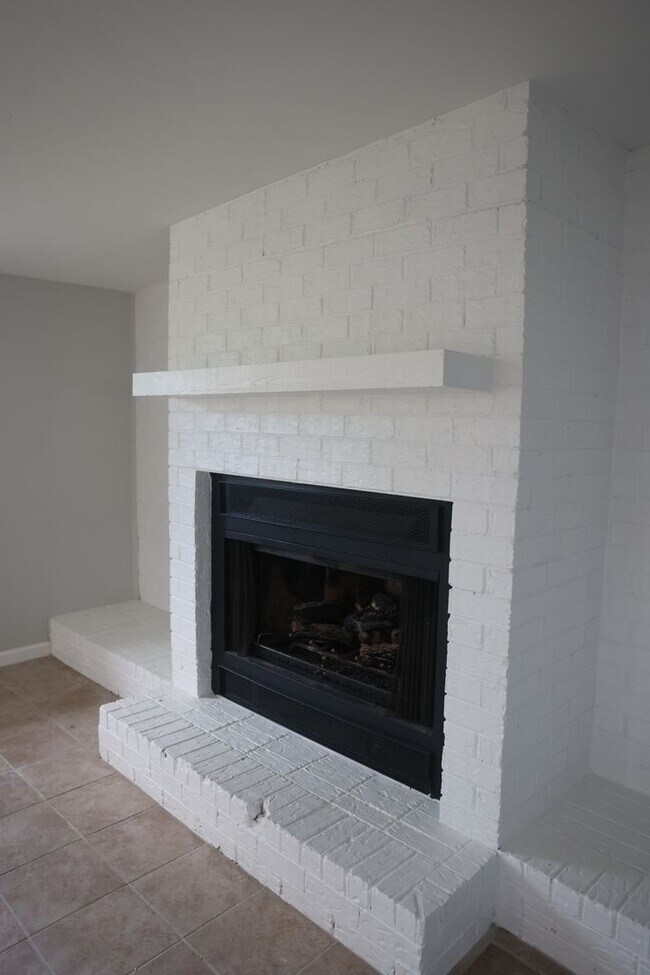 Building Photo - Single Family Residence