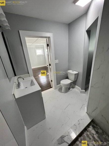 Building Photo - 10 Lawrence St