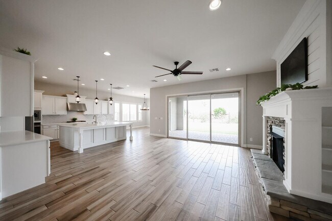 Building Photo - 1424 E Pedro Rd