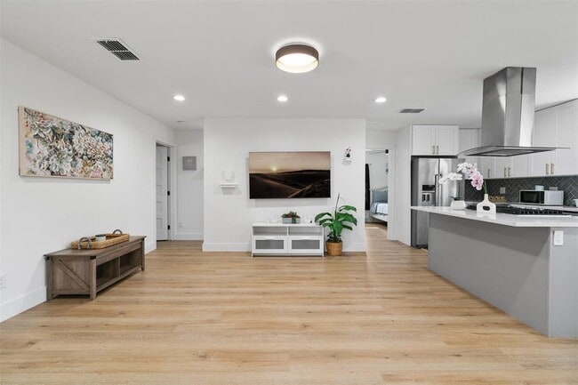 Building Photo - 8516 Contour Dr