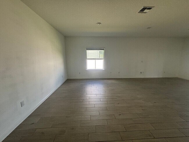 Building Photo - Great Location W/ A View!!!!
