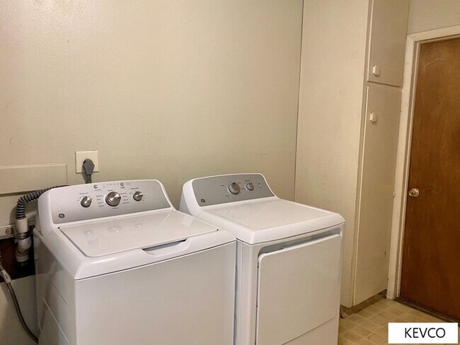 Building Photo - Three Bedroom Home Right By CSU Campus