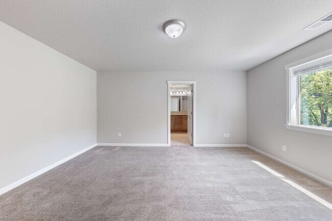 Building Photo - Spacious 4 bedroom home in Dayton