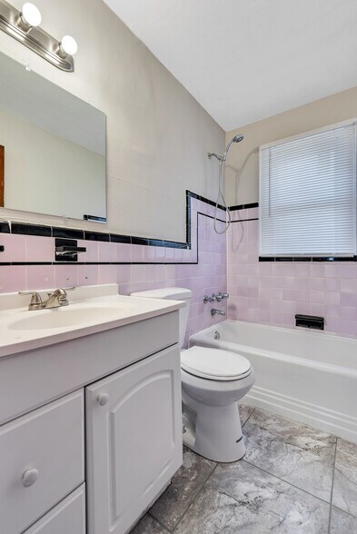Building Photo - 7120 Roslyn Dr