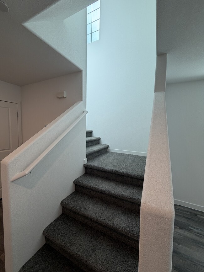 Building Photo - 925 Violet Heron St