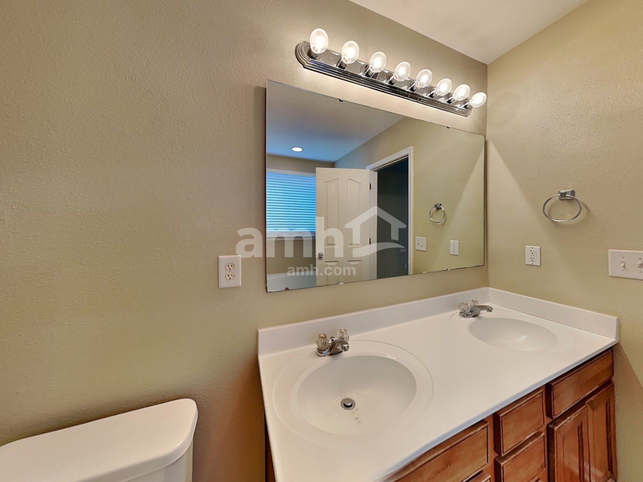 Building Photo - 2476 Ingleside Dr