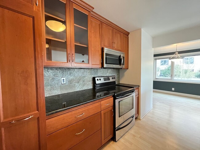 Building Photo - 2Bed 2Bath Condo in Goose Hollow - Garage ...