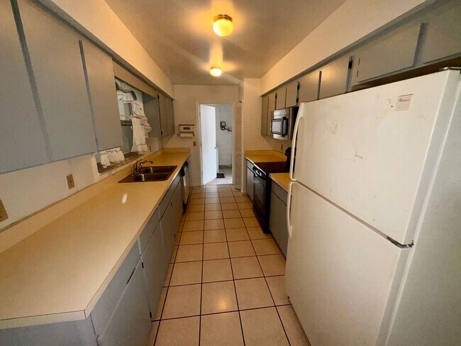 Building Photo - 3 bedroom 2 bath home with solar panels, workshop, large backyard and Florida Room!