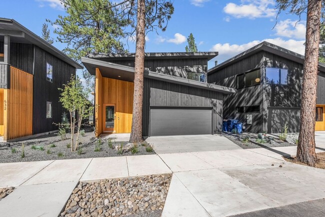 Building Photo - Gorgeous Modern 3-Bed/3-Bath in Sisters Wo...