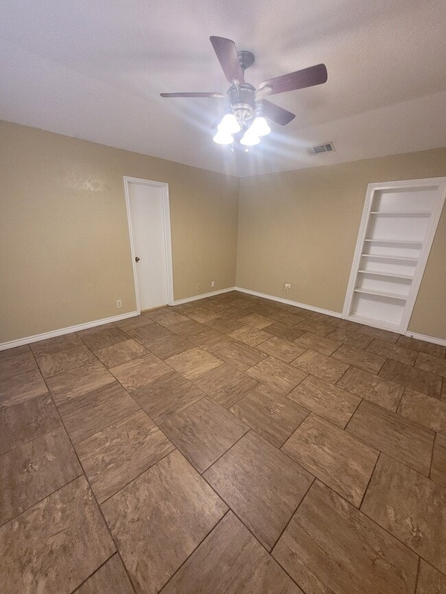 Building Photo - 3 bed 2 bath 2 car garage on cul-de-sac!