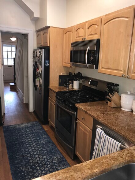 Kitchen (opposite view) - 2405 Huidekoper Pl NW