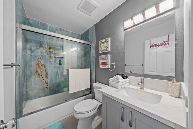 Building Photo - 10983 Parkdale Ave