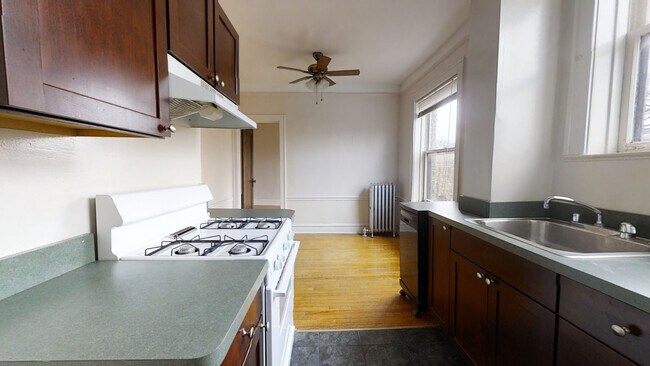 Building Photo - 822 Reba-2N