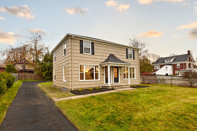 Building Photo - 148 Roselawn Ave NE