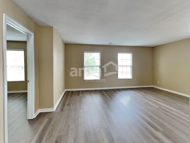 Building Photo - 944 Stonehurst Dr