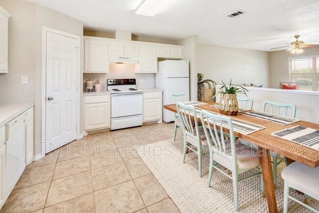 Building Photo - 9803 Risky's Ranch Dr