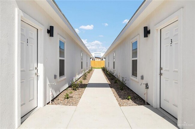 Building Photo - 609 N Onyx Ave