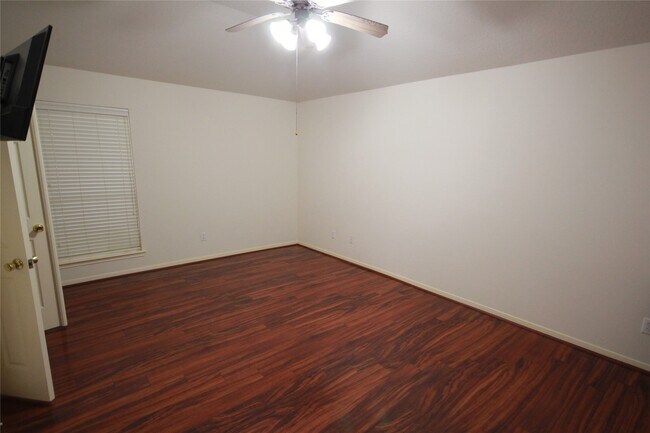 Building Photo - 19055 Village Maple Ct
