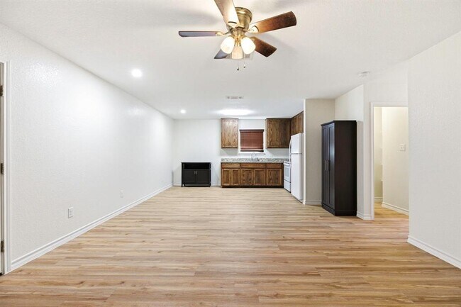 Building Photo - 823 N Commerce St