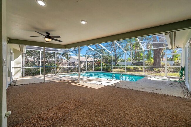 Building Photo - 8789 Maplewood Rd