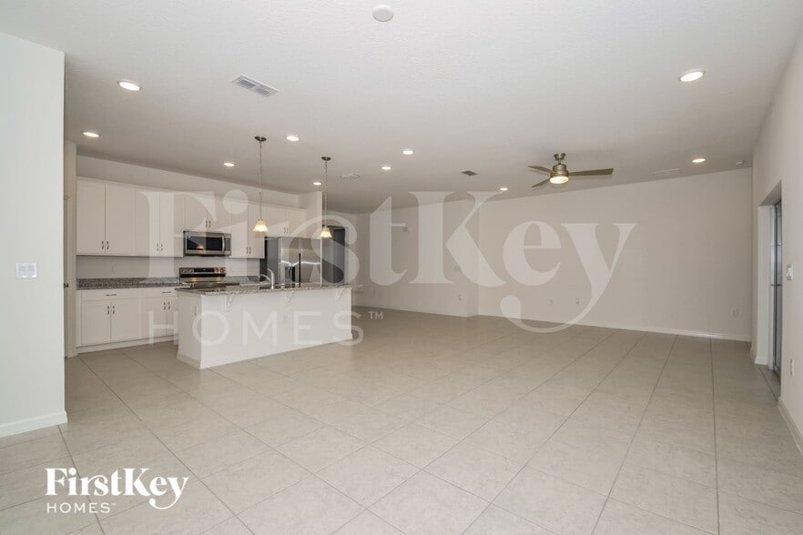 Building Photo - 320 Corbel Ln