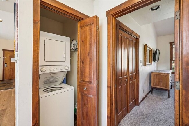 Building Photo - Walk to Main Street and the Slopes! Amenities Abound! Heat Included! Garage!